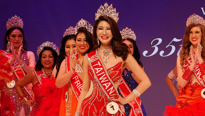 Tiffany Chang, cô gái 20 tuổi, thí sinh gốc Đài Loan, đăng quang Hoa hậu châu Á tại Mỹ (Miss Asia USA) lần thứ 35 vào ngày 18/11. Cô đeo dải ruy băng có chữ Đài Loan. (Ảnh: CNA)