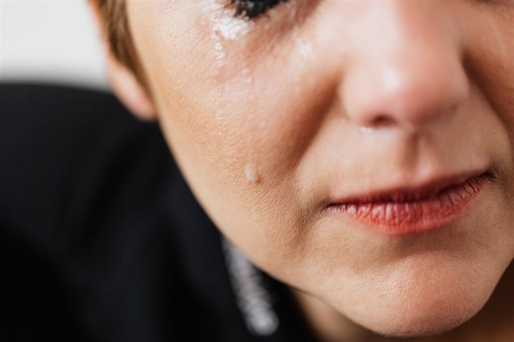 Nghiên cứu: Nước mắt có thể giải phóng các tín hiệu hóa học tác động đến hoạt động của não giảm bớt sự hung hăng