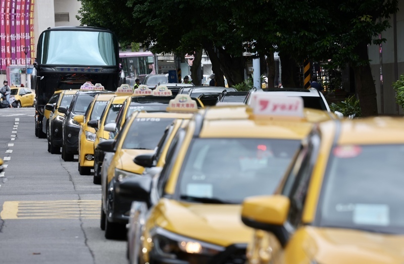 Phụ thu 50 Đài tệ phí đỗ xe taxi xếp chuyến tại sân bay Songshan bắt đầu từ năm sau