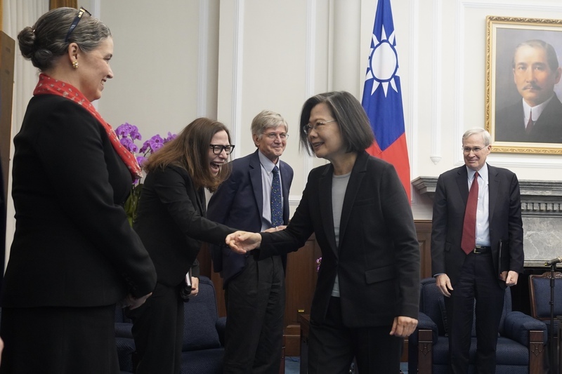 Gặp phái đoàn cấp cao Mỹ. Tổng thống: Đài Loan sẽ bắt đầu một hành trình mới và hy vọng quan hệ Đài Loan – Mỹ sẽ tiếp tục phát triển