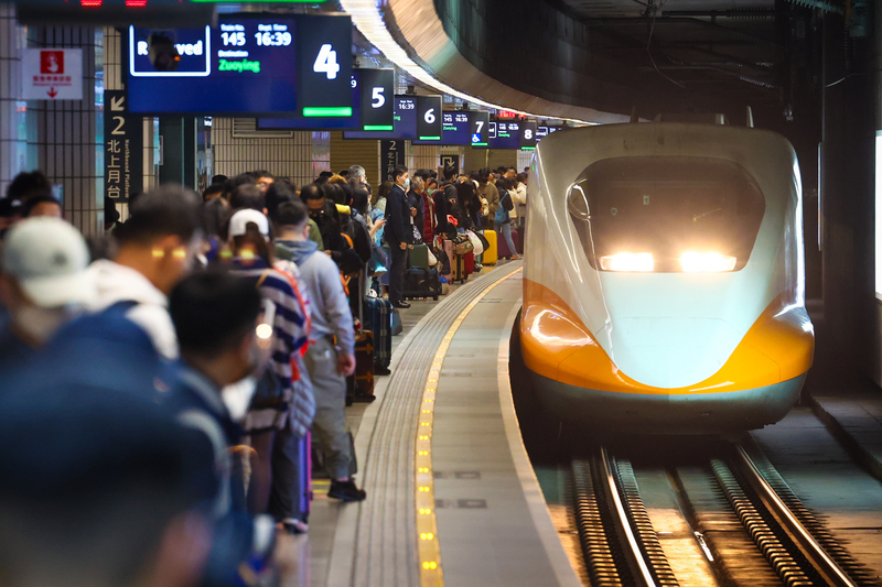 Tàu cao tốc dừng ở ga Banqiao nhưng không mở cửa, nhân viên lái tàu bất cẩn và không xác nhận với trung tâm điều khiển
