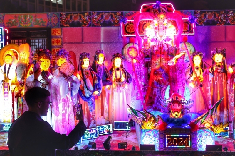 Tác phẩm đèn lồng “Thần tiên phù hộ bình an” của Lễ hội đèn lồng Đài Bắc 2024 bị nhận xét là có phần hơi “rùng rợn”