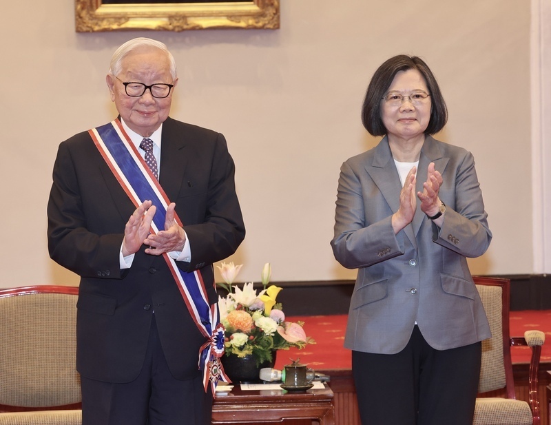 Người sáng lập TSMC Trương Trung Mưu được nhận Huân chương Trung Sơn, Tổng thống: Là tấm gương sáng nhất cho tất cả người Đài Loan