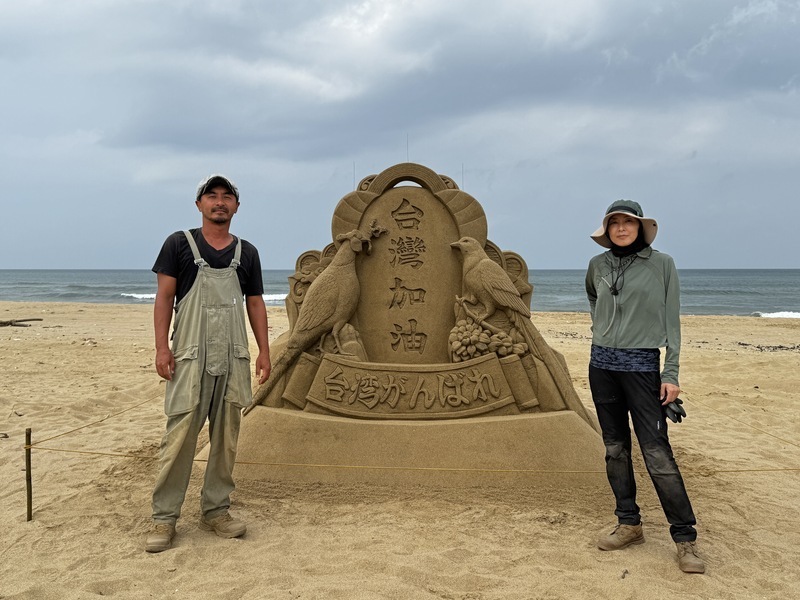 Nghệ sĩ điêu khắc cát Nhật Bản sáng tạo tác phẩm “Đài Loan cố lên” với mong muốn sớm khôi phục vùng bị thiên tai