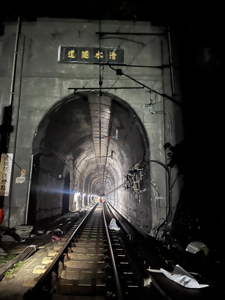 Thêm nhiều phần hài cốt của các nạn nhân trong vụ tai nạn tàu hỏa Taroko được tìm thấy bên dưới đường ray