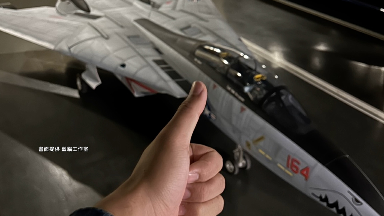 “Máy bay chiến đấu F-14” đậu trong bãi đỗ xe ngầm? !