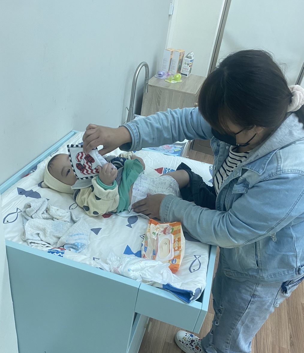 Điểm trông trẻ tạm thời cố định thứ 3 được đặt tại Trúc Đông. Chính quyền huyện Tân Trúc tiếp tục xây dựng môi trường nuôi dạy con cái thân thiện