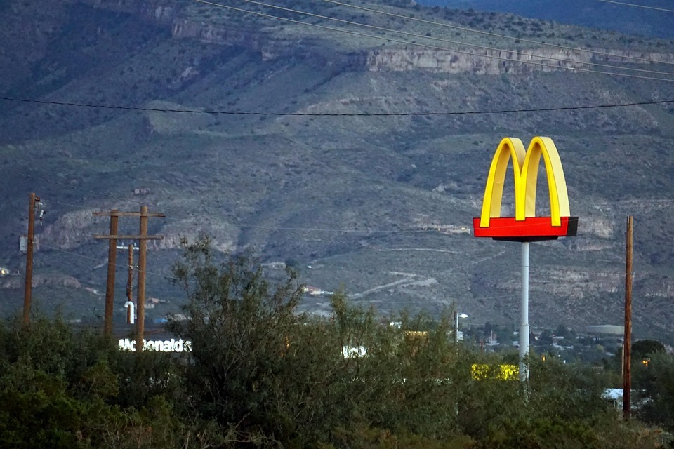 Nữ sinh làm thêm tại McDonald’s nghi bị quản lý xâm hại tình dục rồi tự tử. Quản lý không bị khởi tố do không đủ chứng cứ