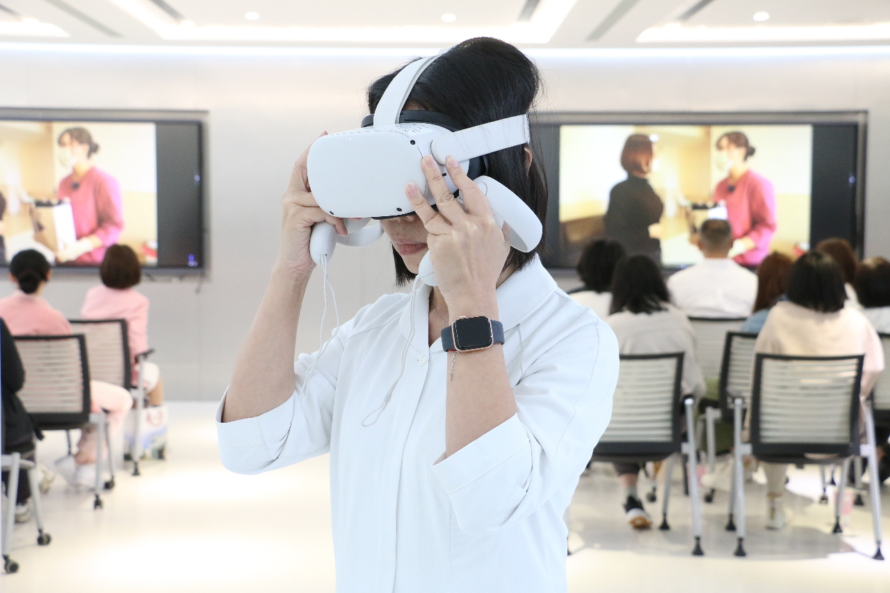 TMU đưa video VR đào tạo dịch vụ chăm sóc cuối đời vào chương trình dạy học
