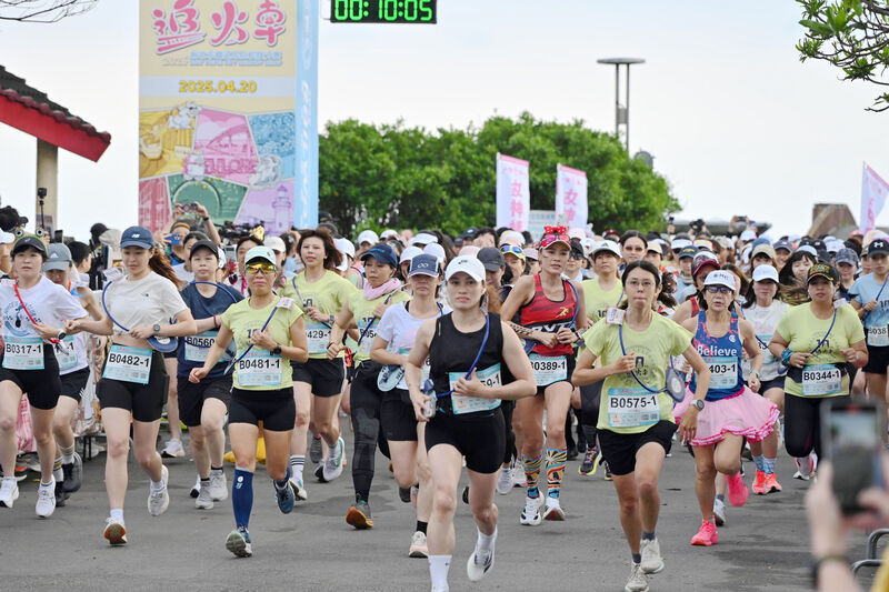 Kỷ niệm 10 năm Giải Marathon Đường sắt New Taipei. 1.100 vận động viên bắt đầu cuộc rượt đuổi tàu lửa sau phát súng báo hiệu cuộc thi bắt đầu