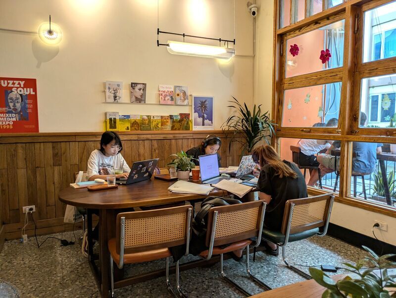 Lương càng thấp càng thích đi quán cà phê: Người trẻ Việt và bài toán chi tiêu thông minh Lương càng thấp càng thích đi quán cà phê: Người trẻ Việt và bài toán chi tiêu thông minh