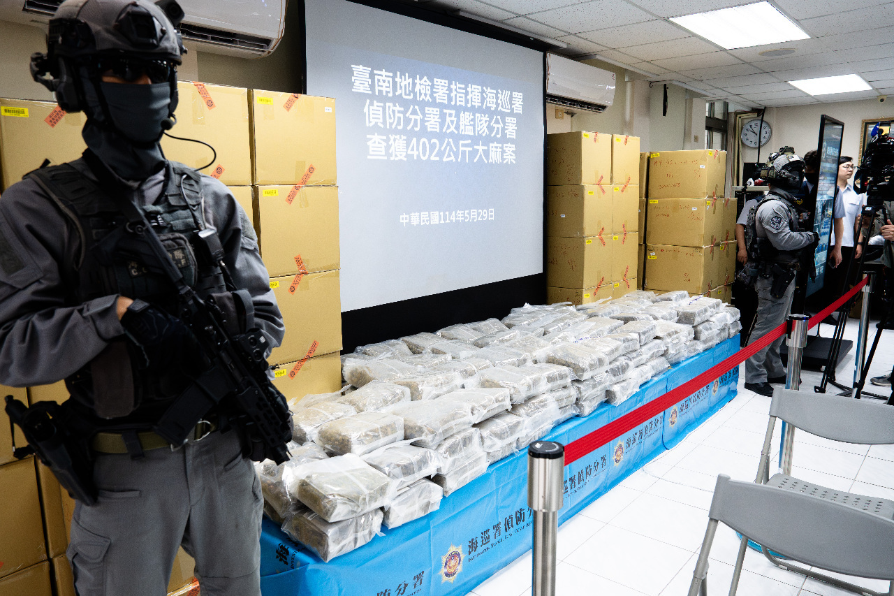 Sở Tuần duyên triệt phá vụ buôn lậu ma túy lớn nhất từ đầu 2025 đến nay, tổng giá trị lô hàng lên đến 850 triệu Đài tệ Sở Tuần duyên triệt phá vụ buôn lậu ma túy lớn nhất từ đầu 2025 đến nay, tổng giá trị lô hàng lên đến 850 triệu Đài tệ