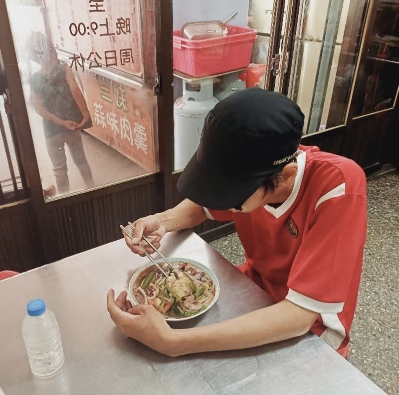 Nam thanh niên bị cha ruột nhốt trong nhà hơn 10 năm, không được ra ngoài, không được đi học, nhận thức chỉ như một đứa trẻ Nam thanh niên bị cha ruột nhốt trong nhà hơn 10 năm, không được ra ngoài, không được đi học, nhận thức chỉ như một đứa trẻ